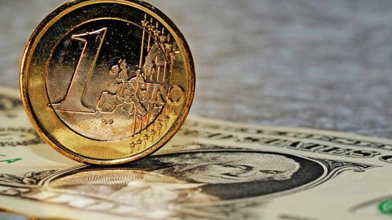 Οριακή πτώση σημειώνει το ευρώ